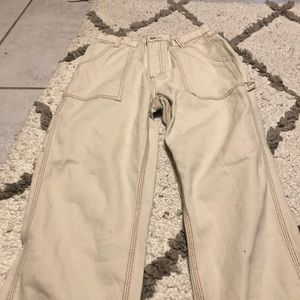 Mom jeans, side pockets with brown stitching!